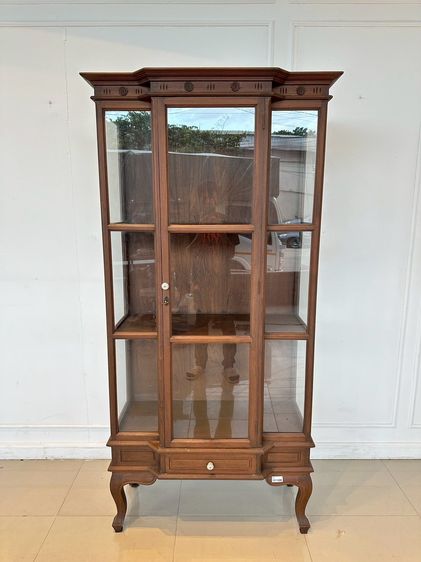 ตู้โชว์ไม้จริง สไตล์วินเทจ 1 บานเปิด 1 ลิ้นชัก แผ่นหลังไม้ MDF สีน้ำตาล