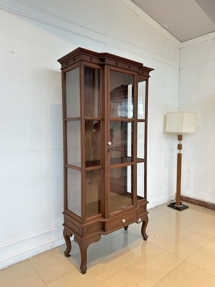 ตู้โชว์ไม้จริง สไตล์วินเทจ 1 บานเปิด 1 ลิ้นชัก แผ่นหลังไม้ MDF สีน้ำตาล รูปที่ 2