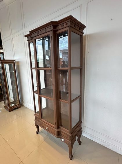 ตู้โชว์ไม้จริง สไตล์วินเทจ 1 บานเปิด 1 ลิ้นชัก แผ่นหลังไม้ MDF สีน้ำตาล รูปที่ 3