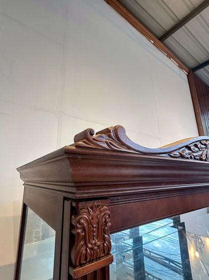 ตู้โชว์กระจก 1 บานเลื่อน แบรนด์ HOWARD MILLER ชั้นวางกระจกหนา 8 มิลลิเมตร โครงไม้จริง งานแกะสลัก รูปที่ 7