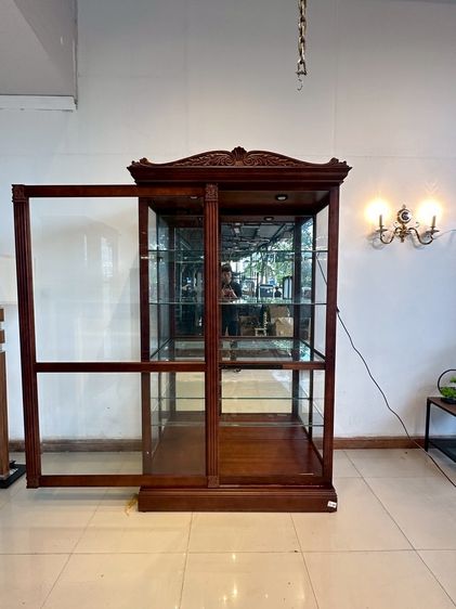 ตู้โชว์กระจก 1 บานเลื่อน แบรนด์ HOWARD MILLER ชั้นวางกระจกหนา 8 มิลลิเมตร โครงไม้จริง งานแกะสลัก รูปที่ 11