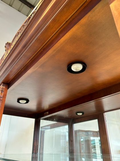 ตู้โชว์กระจก 1 บานเลื่อน แบรนด์ HOWARD MILLER ชั้นวางกระจกหนา 8 มิลลิเมตร โครงไม้จริง งานแกะสลัก รูปที่ 12