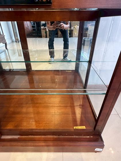 ตู้โชว์กระจก 1 บานเลื่อน แบรนด์ HOWARD MILLER ชั้นวางกระจกหนา 8 มิลลิเมตร โครงไม้จริง งานแกะสลัก รูปที่ 15