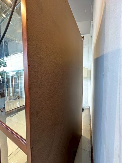 ตู้โชว์กระจก 1 บานเลื่อน แบรนด์ HOWARD MILLER ชั้นวางกระจกหนา 8 มิลลิเมตร โครงไม้จริง งานแกะสลัก รูปที่ 5