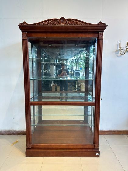 ตู้โชว์กระจก 1 บานเลื่อน แบรนด์ HOWARD MILLER ชั้นวางกระจกหนา 8 มิลลิเมตร โครงไม้จริง งานแกะสลัก