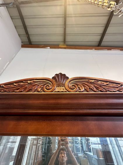 ตู้โชว์กระจก 1 บานเลื่อน แบรนด์ HOWARD MILLER ชั้นวางกระจกหนา 8 มิลลิเมตร โครงไม้จริง งานแกะสลัก รูปที่ 8