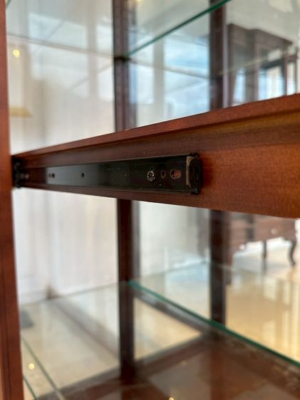 ตู้โชว์กระจก 1 บานเลื่อน แบรนด์ HOWARD MILLER ชั้นวางกระจกหนา 8 มิลลิเมตร โครงไม้จริง งานแกะสลัก รูปที่ 14