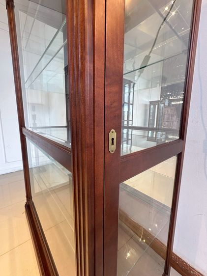 ตู้โชว์กระจก 1 บานเลื่อน แบรนด์ HOWARD MILLER ชั้นวางกระจกหนา 8 มิลลิเมตร โครงไม้จริง งานแกะสลัก รูปที่ 9