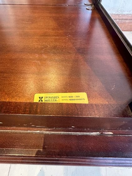 ตู้โชว์กระจก 1 บานเลื่อน แบรนด์ HOWARD MILLER ชั้นวางกระจกหนา 8 มิลลิเมตร โครงไม้จริง งานแกะสลัก รูปที่ 16