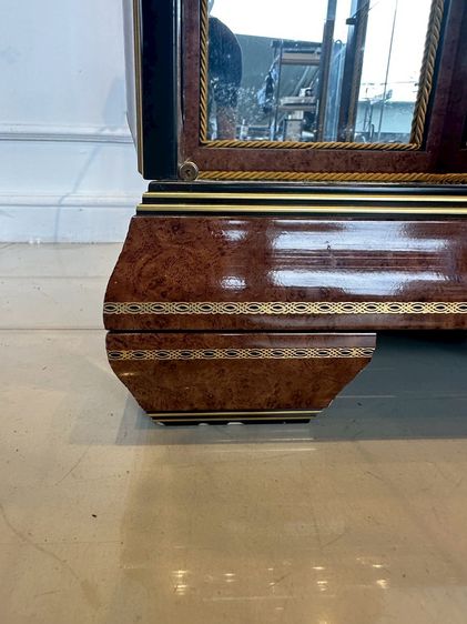 ตู้โชว์กระจก 1 บานเปิด ตกแต่งลายสีทอง โครงขาไม้จริง รูปที่ 16