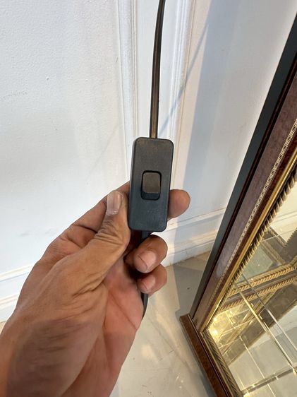 ตู้โชว์กระจก 1 บานเปิด ตกแต่งลายสีทอง โครงขาไม้จริง รูปที่ 17