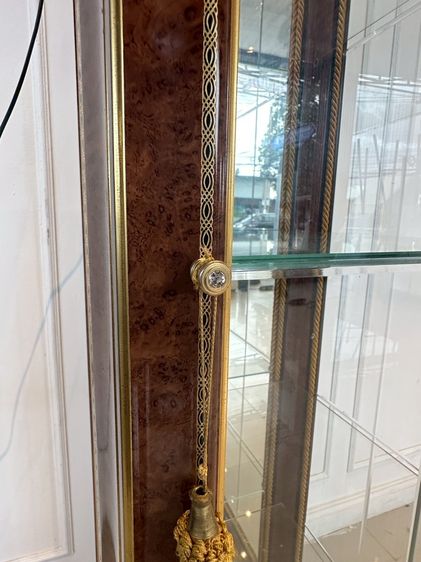 ตู้โชว์กระจก 1 บานเปิด ตกแต่งลายสีทอง โครงขาไม้จริง รูปที่ 9