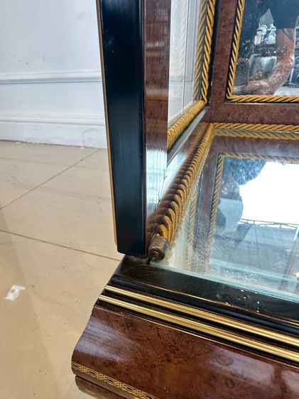 ตู้โชว์กระจก 1 บานเปิด ตกแต่งลายสีทอง โครงขาไม้จริง รูปที่ 15