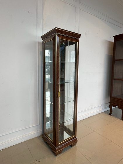 ตู้โชว์กระจก 1 บานเปิด ตกแต่งลายสีทอง โครงขาไม้จริง รูปที่ 2