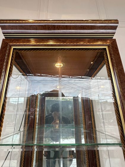 ตู้โชว์กระจก 1 บานเปิด ตกแต่งลายสีทอง โครงขาไม้จริง รูปที่ 7