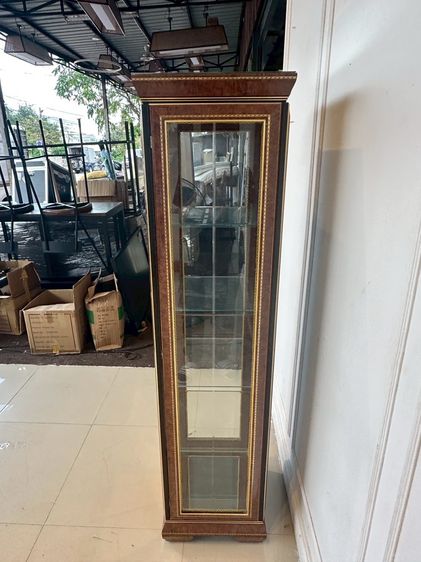 ตู้โชว์กระจก 1 บานเปิด ตกแต่งลายสีทอง โครงขาไม้จริง รูปที่ 4