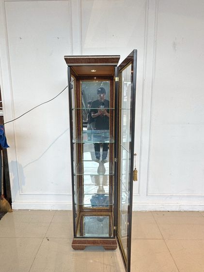 ตู้โชว์กระจก 1 บานเปิด ตกแต่งลายสีทอง โครงขาไม้จริง รูปที่ 10