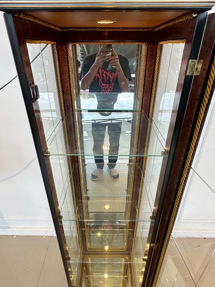 ตู้โชว์กระจก 1 บานเปิด ตกแต่งลายสีทอง โครงขาไม้จริง รูปที่ 11