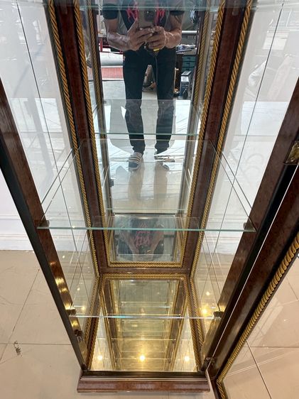 ตู้โชว์กระจก 1 บานเปิด ตกแต่งลายสีทอง โครงขาไม้จริง รูปที่ 13