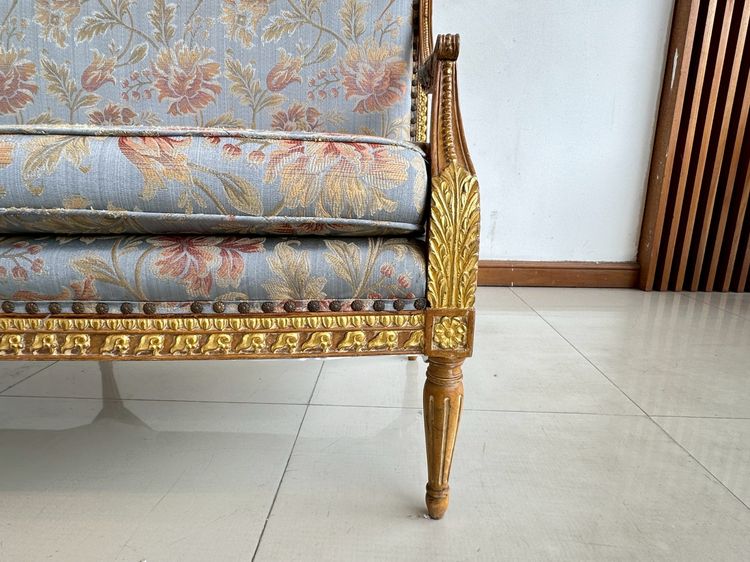 ซฟา 2 ที่นั่ง เบาะผ้าลายดอกไม้สีฟ้า ตอกหมุดทองเหลือง ขาไม้สัก แกะสลักขากลึงกลม รูปที่ 13