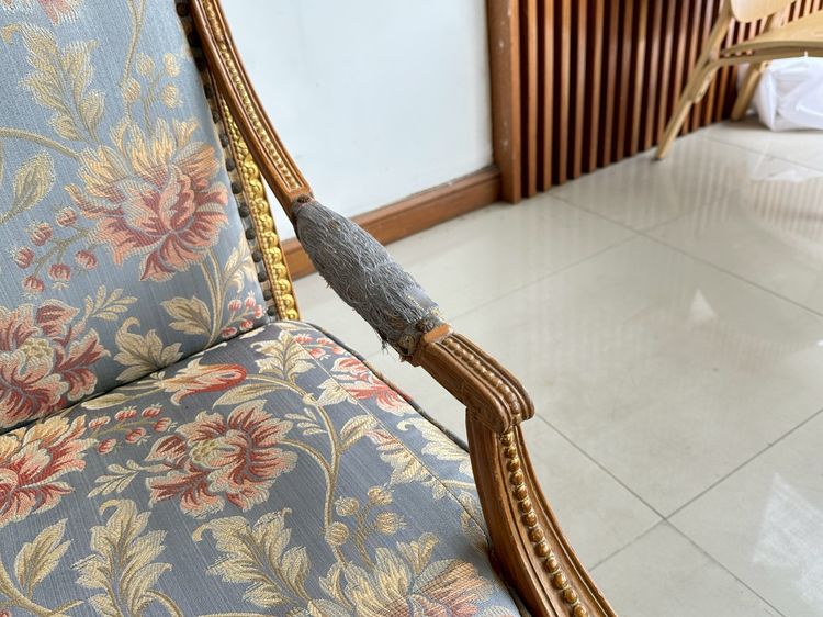 ซฟา 2 ที่นั่ง เบาะผ้าลายดอกไม้สีฟ้า ตอกหมุดทองเหลือง ขาไม้สัก แกะสลักขากลึงกลม รูปที่ 16
