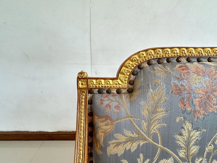 ซฟา 2 ที่นั่ง เบาะผ้าลายดอกไม้สีฟ้า ตอกหมุดทองเหลือง ขาไม้สัก แกะสลักขากลึงกลม รูปที่ 10