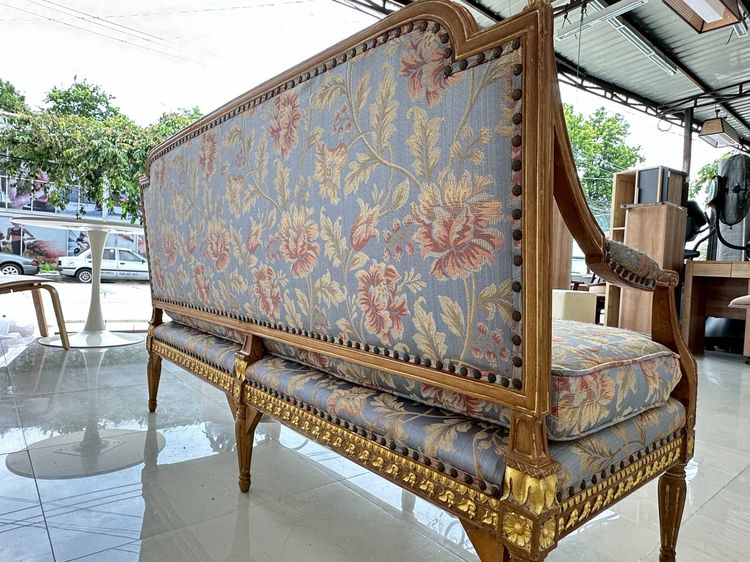 ซฟา 2 ที่นั่ง เบาะผ้าลายดอกไม้สีฟ้า ตอกหมุดทองเหลือง ขาไม้สัก แกะสลักขากลึงกลม รูปที่ 7