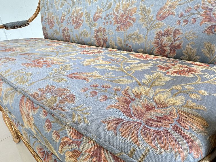 ซฟา 2 ที่นั่ง เบาะผ้าลายดอกไม้สีฟ้า ตอกหมุดทองเหลือง ขาไม้สัก แกะสลักขากลึงกลม รูปที่ 12