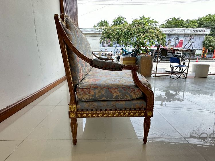 ซฟา 2 ที่นั่ง เบาะผ้าลายดอกไม้สีฟ้า ตอกหมุดทองเหลือง ขาไม้สัก แกะสลักขากลึงกลม รูปที่ 8