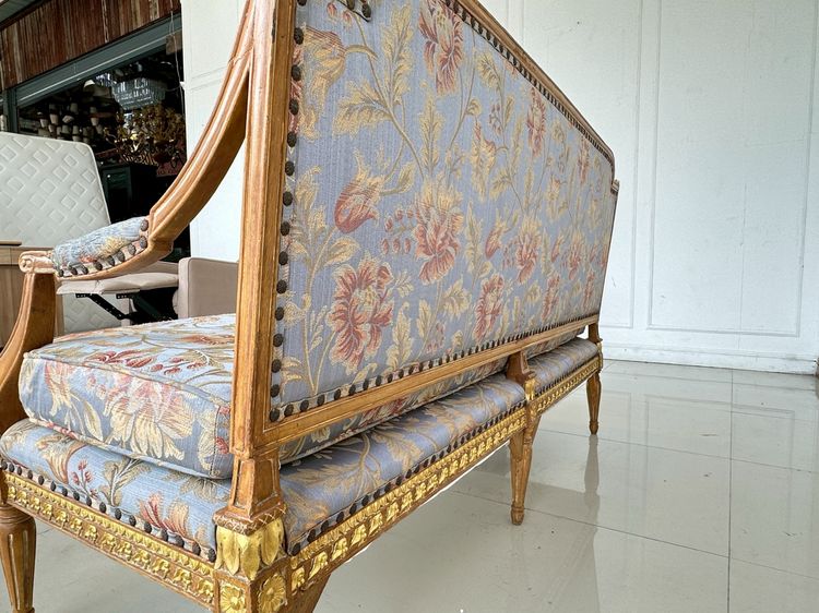 ซฟา 2 ที่นั่ง เบาะผ้าลายดอกไม้สีฟ้า ตอกหมุดทองเหลือง ขาไม้สัก แกะสลักขากลึงกลม รูปที่ 6