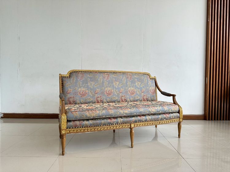 ซฟา 2 ที่นั่ง เบาะผ้าลายดอกไม้สีฟ้า ตอกหมุดทองเหลือง ขาไม้สัก แกะสลักขากลึงกลม