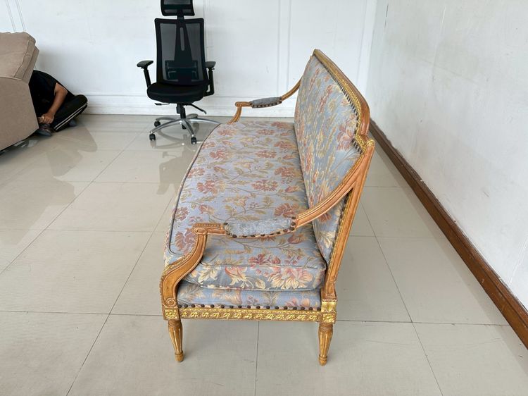 ซฟา 2 ที่นั่ง เบาะผ้าลายดอกไม้สีฟ้า ตอกหมุดทองเหลือง ขาไม้สัก แกะสลักขากลึงกลม รูปที่ 5