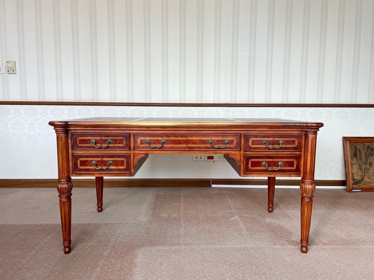 โต๊ะทำงานผู้บริหาร ไม้จริงทั้งตัวขาแกะลาย ท๊อปหนังเทียมสีแดง 5 ลิ้นชัก งานนำเข้า