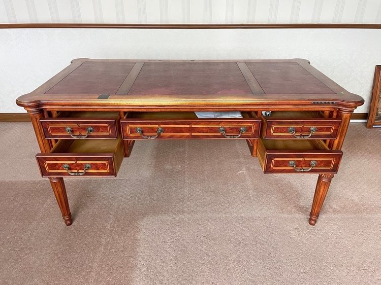 โต๊ะทำงานผู้บริหาร ไม้จริงทั้งตัวขาแกะลาย ท๊อปหนังเทียมสีแดง 5 ลิ้นชัก งานนำเข้า รูปที่ 2