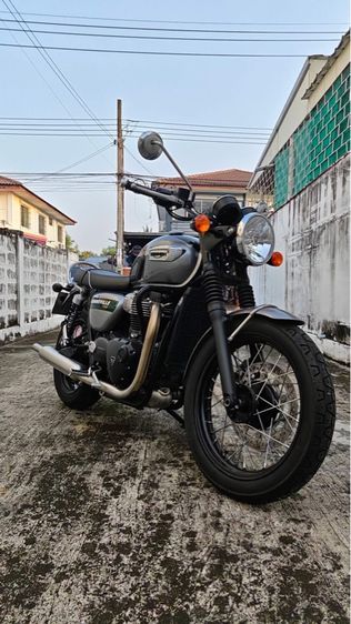 Bonneville 2022 Triumph. T100 goldline