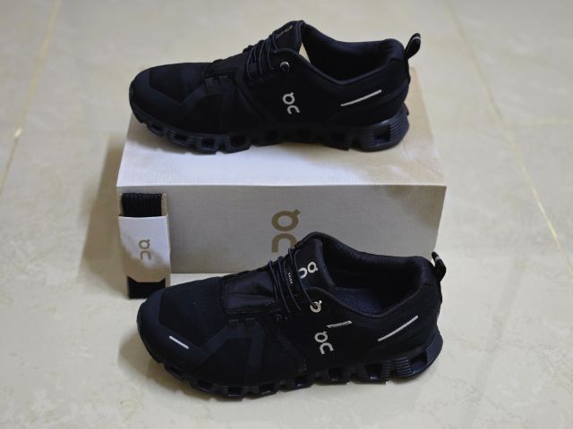 รองเท้าผ้าใบ ดำ UK 6.5 | EU 40 | US 8 อื่นๆ On Cloud ผู้หญิง รุ่น Cloud 5 Waterproof สี All Black