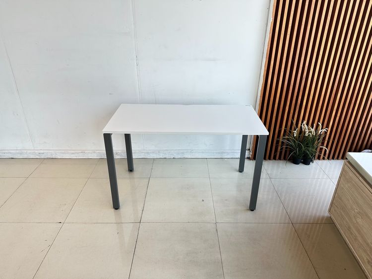 โต๊ะทำงาน ท็อป MDF สีขาว มีตะแกรงเก็บสายไฟ โครงขาเหล็กสีเทา (ขนาดกว้าง 120 CM.)  รูปที่ 2