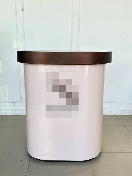 มาตรฐาน เคาน์เตอร์วางสินค้า 1 บานเปิด ท็อปไม้ MDF ขอบสแตนเลสสีน้ำตาล โครงไม้อัด HMR ผิวไฮกรอสสีชมพู 