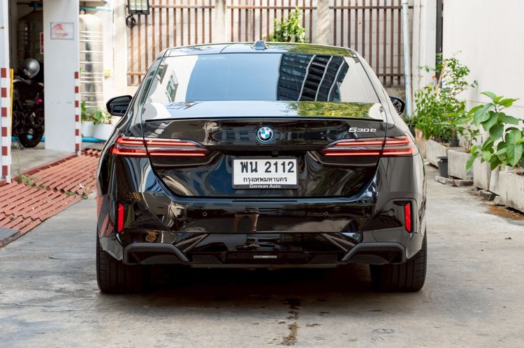 BMW Series 5 2025 530e Sedan ปลั๊กอินไฮบริด (PHEV) ไม่ติดแก๊ส เกียร์อัตโนมัติ ดำ รูปที่ 4