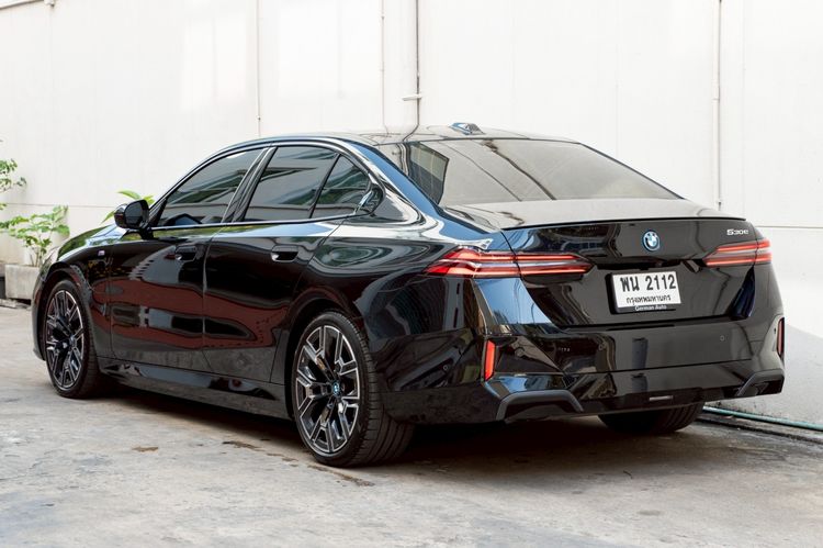 BMW Series 5 2025 530e Sedan ปลั๊กอินไฮบริด (PHEV) ไม่ติดแก๊ส เกียร์อัตโนมัติ ดำ รูปที่ 2