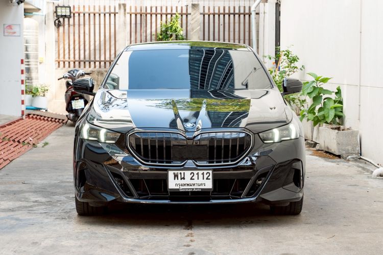 BMW Series 5 2025 530e Sedan ปลั๊กอินไฮบริด (PHEV) ไม่ติดแก๊ส เกียร์อัตโนมัติ ดำ รูปที่ 3