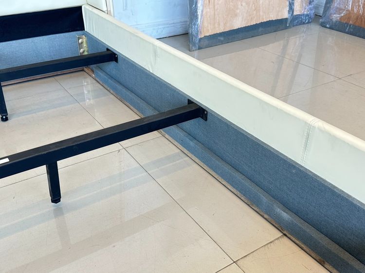 เตียงนอน 6 ฟุต หุ้มหนัง PU สีครีม หัวเตียงดึงดุม ติดคิ้วอลูมิเนียมสีทอง ขาเหล็กสีดำ แผ่นรองไม้อัดหุ้มผ้าสีเทา รูปที่ 16