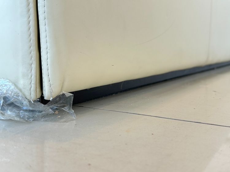 เตียงนอน 6 ฟุต หุ้มหนัง PU สีครีม หัวเตียงดึงดุม ติดคิ้วอลูมิเนียมสีทอง ขาเหล็กสีดำ แผ่นรองไม้อัดหุ้มผ้าสีเทา รูปที่ 12