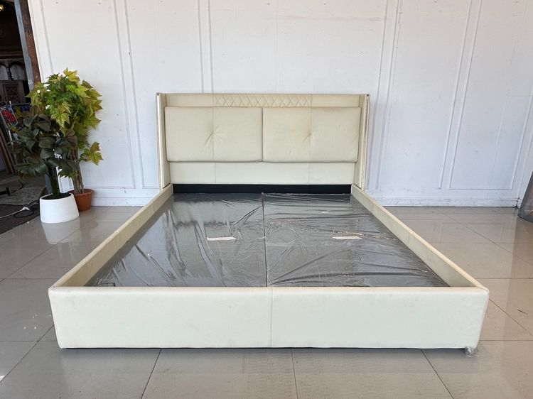 ใหญ่ เตียงนอน 6 ฟุต หุ้มหนัง PU สีครีม หัวเตียงดึงดุม ติดคิ้วอลูมิเนียมสีทอง ขาเหล็กสีดำ แผ่นรองไม้อัดหุ้มผ้าสีเทา