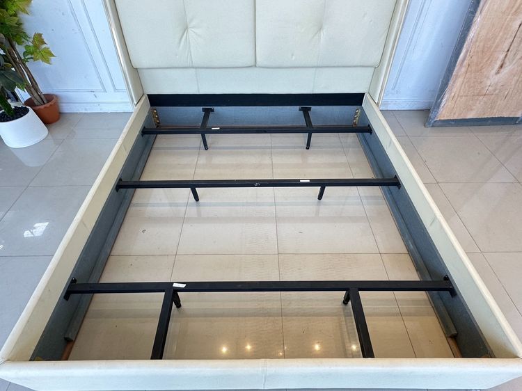 เตียงนอน 6 ฟุต หุ้มหนัง PU สีครีม หัวเตียงดึงดุม ติดคิ้วอลูมิเนียมสีทอง ขาเหล็กสีดำ แผ่นรองไม้อัดหุ้มผ้าสีเทา รูปที่ 14