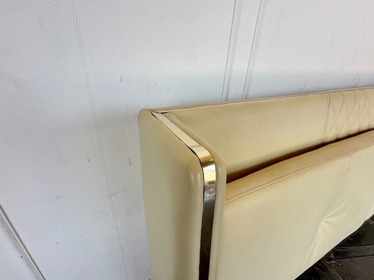 เตียงนอน 6 ฟุต หุ้มหนัง PU สีครีม หัวเตียงดึงดุม ติดคิ้วอลูมิเนียมสีทอง ขาเหล็กสีดำ แผ่นรองไม้อัดหุ้มผ้าสีเทา รูปที่ 8