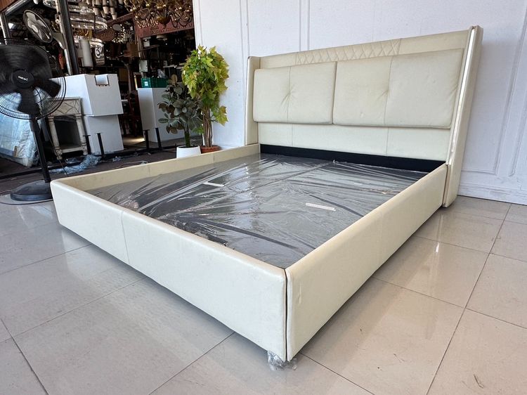 เตียงนอน 6 ฟุต หุ้มหนัง PU สีครีม หัวเตียงดึงดุม ติดคิ้วอลูมิเนียมสีทอง ขาเหล็กสีดำ แผ่นรองไม้อัดหุ้มผ้าสีเทา รูปที่ 4