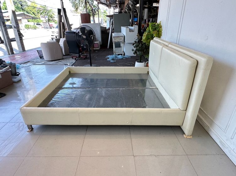 เตียงนอน 6 ฟุต ไม้อัดบุนวมหุ้มหนัง PU สีครีม คานและขาเหล็กสีดำ แผ่นรองไม้อัดหุ้มผ้าสีเทา ปลายขาเตียงเหล็กชุบโครมเมียม  รูปที่ 4