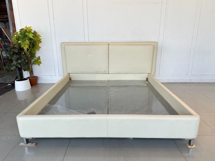 ใหญ่ เตียงนอน 6 ฟุต ไม้อัดบุนวมหุ้มหนัง PU สีครีม คานและขาเหล็กสีดำ แผ่นรองไม้อัดหุ้มผ้าสีเทา ปลายขาเตียงเหล็กชุบโครมเมียม 