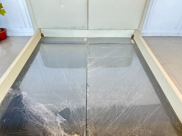 เตียงนอน 6 ฟุต ไม้อัดบุนวมหุ้มหนัง PU สีครีม คานและขาเหล็กสีดำ แผ่นรองไม้อัดหุ้มผ้าสีเทา ปลายขาเตียงเหล็กชุบโครมเมียม  รูปที่ 8